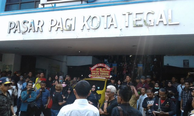 Para pedagang Blok A Pasar Pagi Kota Tegal batal demo. (Foto: Bentar)