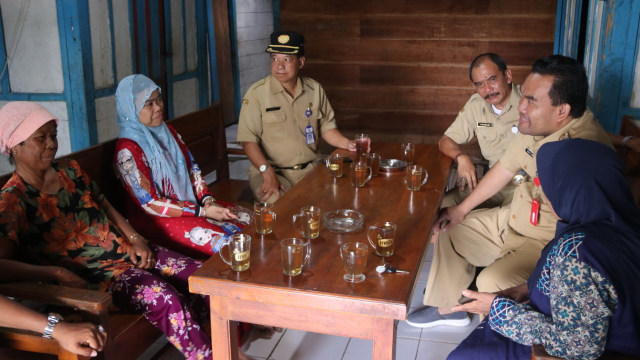 Wakil Bupati Blora, H Arief Rohman MSi bersama rombongan, saat berkunjung di rumah Sri Naning, Senin (20/01/2020) 