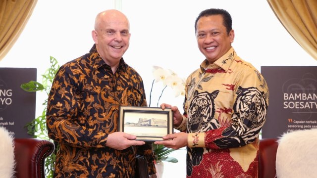 Ketua MPR RI Bambang Soesatyo bersama Duta Besar Amerika Serikat untuk Indonesia, Joseph R. Donovan Jr, di Ruang Kerja Ketua MPR RI, Jakarta, Senin (20/1/20). Foto: Dok. MPR RI
