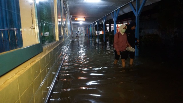 Sebagian wilayah di Kota Pekalongan, Senin (20/1) malam terendam banjir.