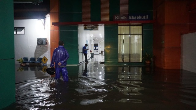 Banjir akibat hujan deras ini juga mengakibatkan sejumlah ruangan di Rumah Sakit Kraton Pekalongan terendam.