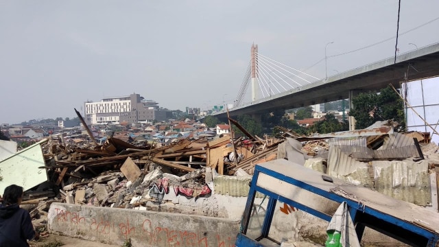 Reruntuhan bangunan di RW 11 Tamansari Kota Bandung setelah Pemkot membongkar paksa untuk proyek pembangunan rumah deret (Foto: Assyifa).