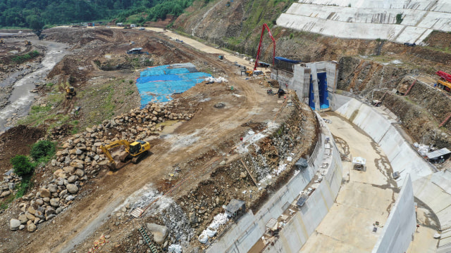 Foto udara proyek pembangunan Bendungan Ciawi di Bogor, Jawa Barat, Senin (20/1/2020). Foto: ANTARA FOTO/Hafidz Mubarak A