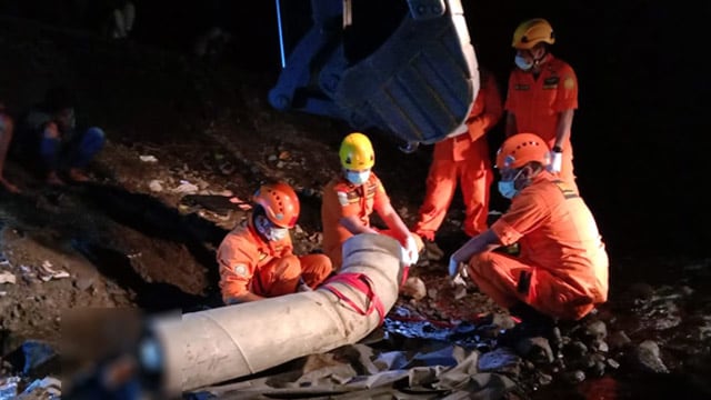Proses evakuasi yang dilakukan tim SAR terhadap korban yang terjebak di dalam pipa waduk berdiameter 30 inci (foto: humas basarnas manado)
