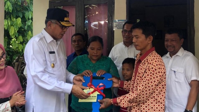 Plt Gubernur Aceh, Nova Iriansyah Penyerahkan rumah bantuan ke salah seorang penerima. Dok. Humas Aceh 