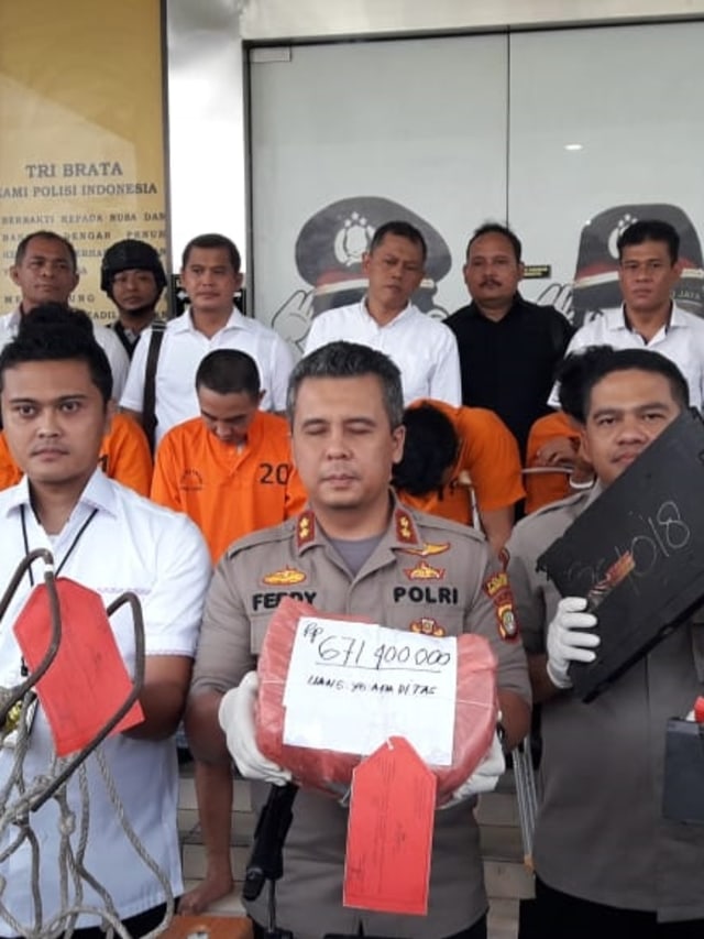 Konferensi pers pengungkapan kasus pembobolan mesin atm di Tangerang Selatan. Foto: Dok. Polres Tangsel