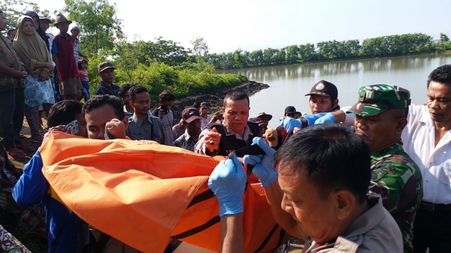 Wanita ditemukan tewas di bendung atau Polder Bayeman Tegal, Senin (21/1/2020). (Foto: Dok. BPBD Kota Tegal)