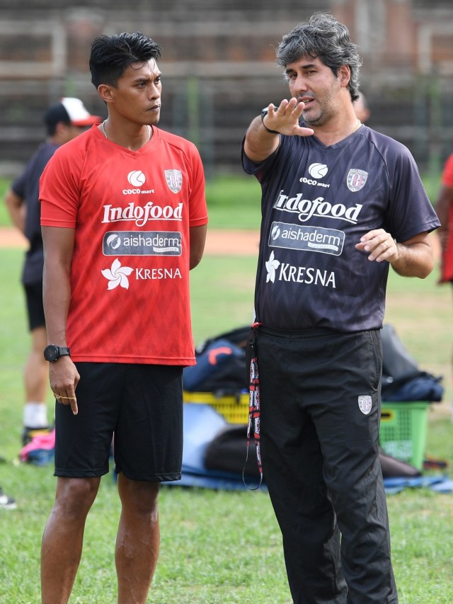 Pesepak bola Bali United, Lerby Eliandry (kiri), mendapat pengarahan dari pelatih, Stefano Cugurra, saat latihan ketahanan fisik di GOR Ngurah Rai, Denpasar, Bali. Foto: ANTARA FOTO/Nyoman Budhiana
