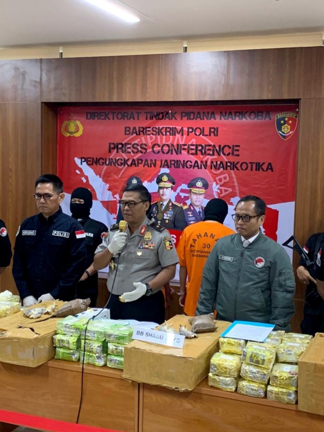 Karopenmas Divisi Humas Polri Brigjen Pol Argo Yuwono (tengah) saat rilis penangkapan jaringan narkotika di Bareskrim Polri, Jakarta, Selasa (21/1). Foto: Mirsan Simamora/kumparan