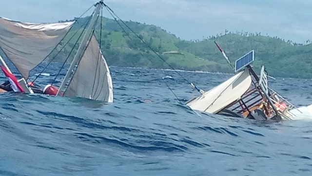 Kapal Rombongan Wartawan Istana Kepresidenan Terbalik di Labuan Bajo (2800)
