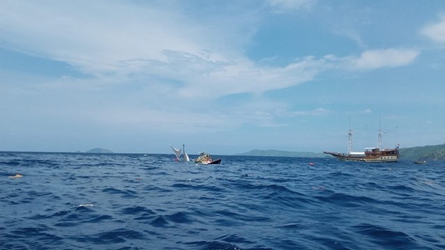 Kapal terbalik di Perairan Labuan Bajo, Nusa Tenggara Timur, Selasa (21/1/2020). Foto: Dok. Istimewa