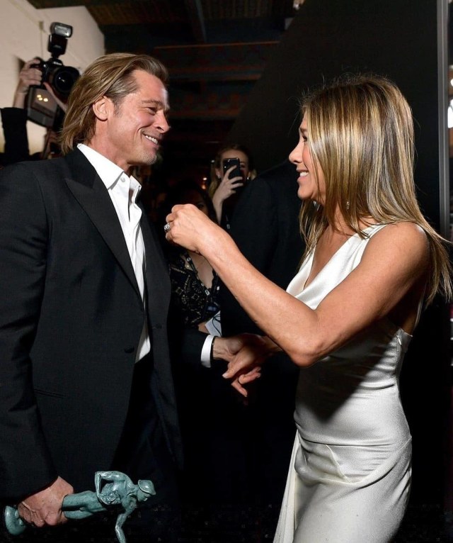 Momen kebersamaan Jennifer Aniston dan Brad Pitt di belakang panggung SAG Awards 2020. Foto: dok. @sellobrutal/ Instagram