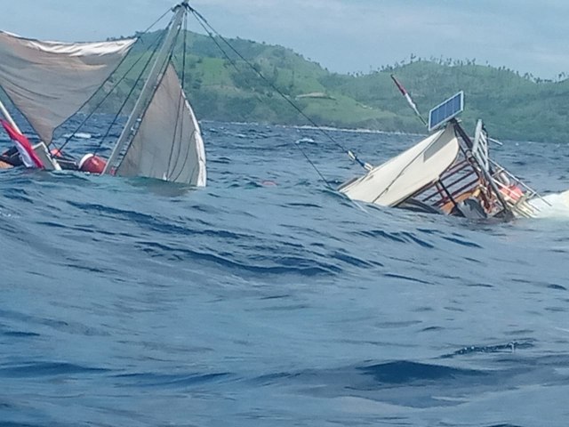 Kapal yang ditumpangi wartawan tenggelam di Perairan Pulau Bidadari, Labuan Bajo, Kabupaten Manggarai Barat, Selasa (22/1/2020). Foto: istimewa.