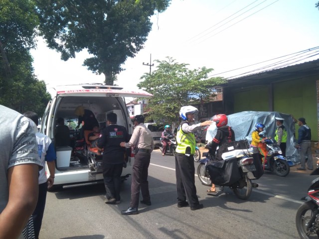 Pihak kepolisian langsung mengamankan lokasi pasca kejadian mobil dinas polisi menabrak beruntun beberapa pemotor di Malang, Selasa (21/1/2020) pagi. (Foto: Khusnul Hasana)