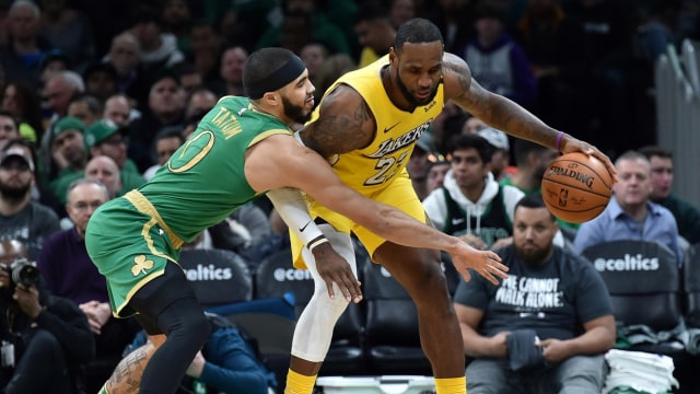 Pemain Boston Celtics, Jayson Tatum, mengawal pemain LA Lakers, LeBron James. Foto: Bob DeChiara-USA TODAY Sports via Reuters