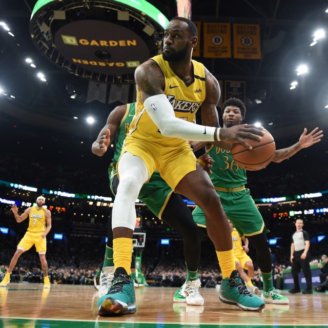 Pemain LA Lakers, LeBron James, dikepung pemain Boston Celtcis. Foto: Bob DeChiara-USA TODAY Sports via Reuters