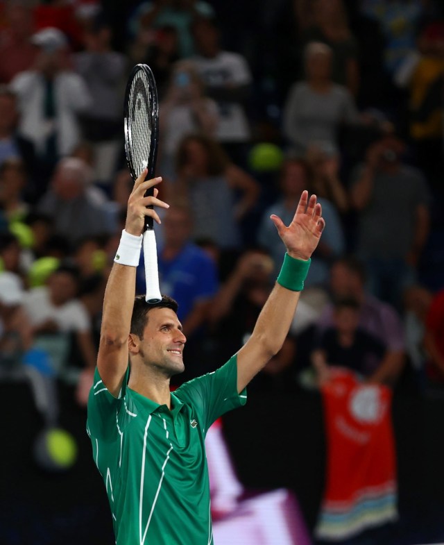 Novak Djokovic dan selebrasi kemenangan khasnya. Foto: REUTERS/Kai Pfaffenbach