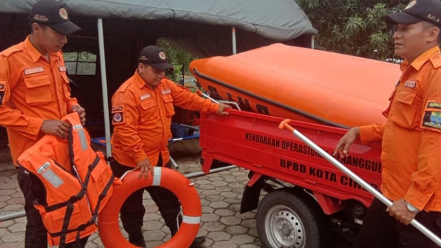 Petugas BPBD Kota Cirebon berjaga di pos siaga bencana. (Juan)