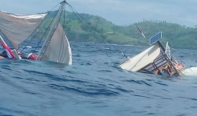 Kapal Bermuatan Wartawan Terbalik di Labuan Bajo, Tidak Ada Korban