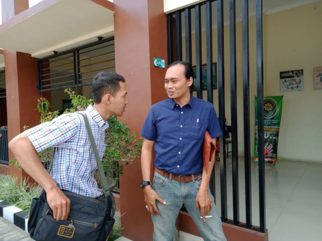 Pengacara ZA, Bakti Riza Hidayat (kanan) di Pengadilan Negeri Kabupaten Malang, Kepanjen, Malang, Senin (20/1/2020). (Foto: Rizal Adhi Pratama)