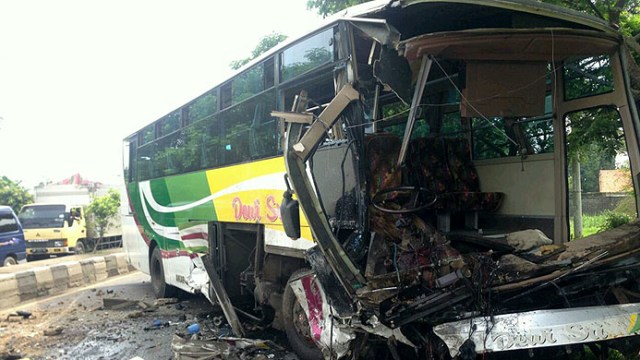 Kondisi bus yang terlibat kecelakaan dengan truk tangki di jalur pantura Gebang, Kabupaten Cirebon, Selasa (21/1/2020). (Ciremaitoday)