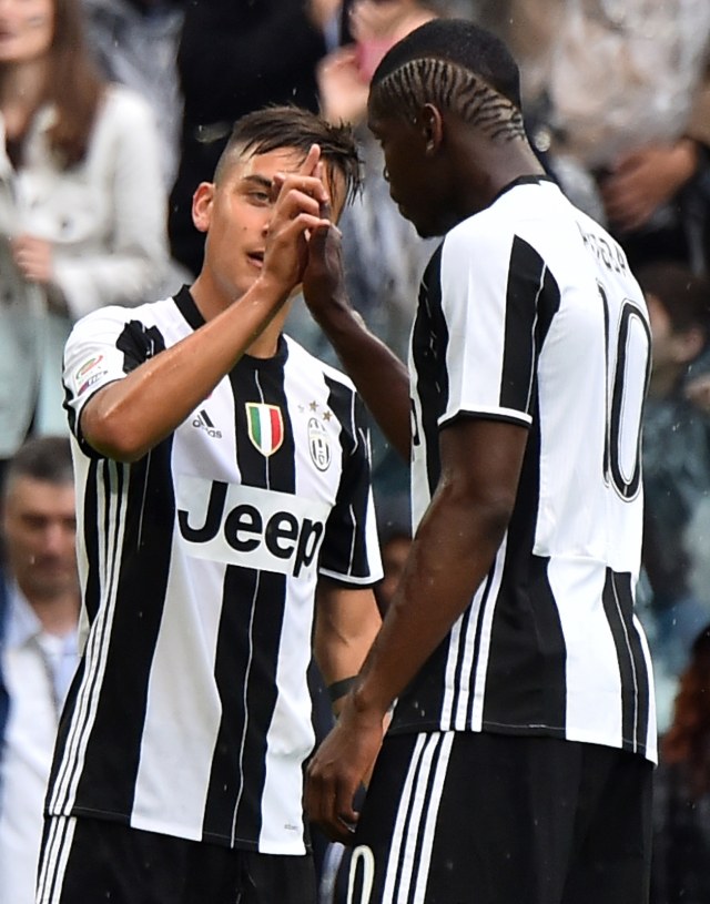 Paulo Dybala dan Paul Pogba merayakan gol. Foto: AFP/Filippo Monteforte
