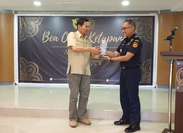 Kepala Kantor Bea dan Cukai Ketapang, Broto Setia Pribadi (kanan), menyerahkan penghargaan kepada Perwakilan General Manager Site PT WHW, Seno Ario Wibowo, di Hotel Onyx Ketapang, Kalimantan Barat, Rabu (15/1). Foto: Dok PT WHW