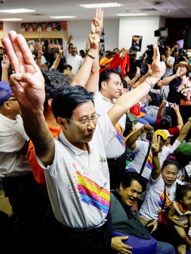 Para pendukung Partai oposisi Thailand Future Forward Party di markas besar partai di Bangkok, Thailand. Foto: REUTERS/Soe Zeya Tun