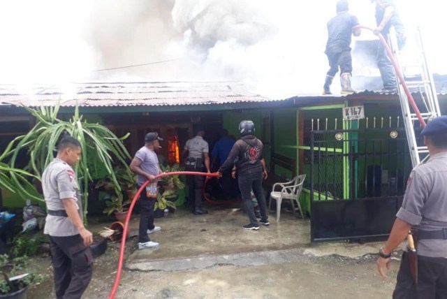 Proses pemadaman api di Bucen VI Kotaraja, Kota Jayapura. (Foto dok Polres Jayapura Kota)
