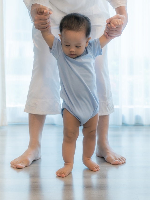 Ilustrasi bayi belajar berjalan. Foto: Shutter Stock
