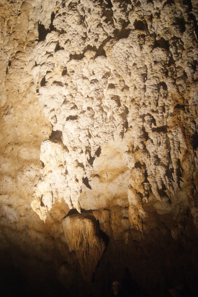 Stalagtit dan stalagmit di dalam goa Boki Moruru, Halmahera. Foto:  Dok. Madjid Alting