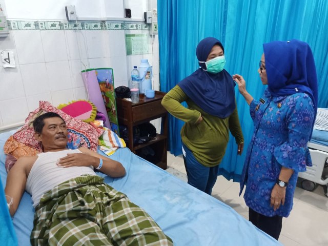 Wakil Bupati Pekalongan, Arini Harimurti saat menengok pasien  Rumah sakit (RS) Kraton yang kemarin terendam banjir. 