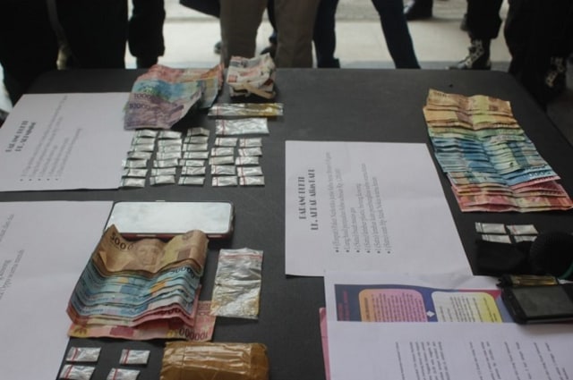 Sabu-sabu dan uang yang berhasil diamankan Polres Sigi dari pengedar sabu-sabu yang ditangkap di Desa Tinggede Selatan, Kecamatan Marawola. Foto: Istimewa