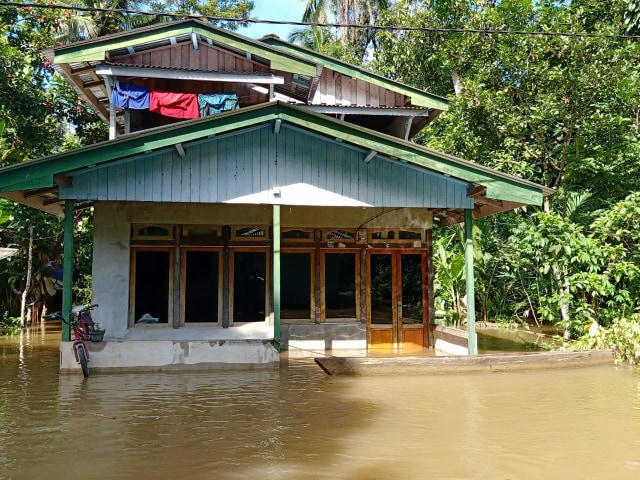 Rumah warga di Desa Teluk Kebau terendam banjir, Selasa (21/1). Foto: Dok. Nana Arianto