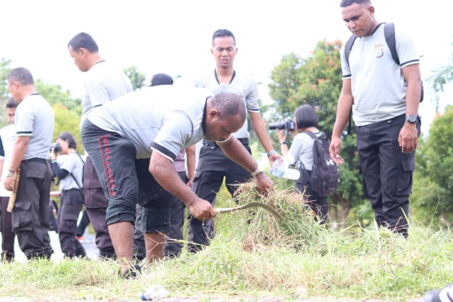 Anggota Polda Papua Barat bersih-bersih di Pulau Mansinam, foto : Istimewa