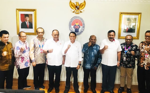 Gubernur Papua Lukas Enembe berfoto bersama usai bertemu dengan Menpora di Kantor Kemenpora di Jakarta, Selasa 21 Januari 2020. (Foto Istimewa)