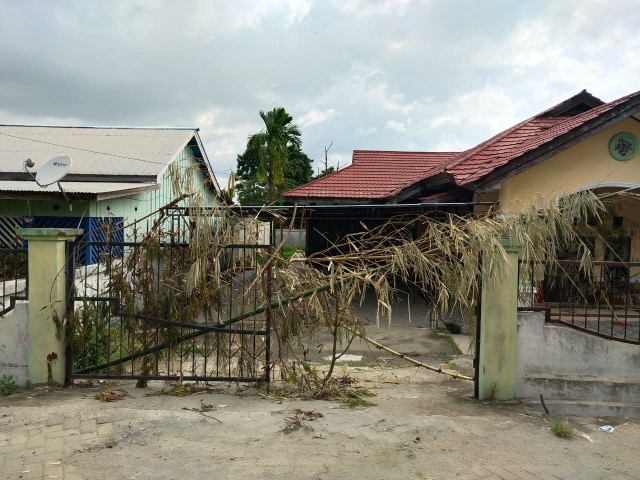 Dua rumah anggota DPRD Manokwari yang dipalang pemilik hak ulayat tanah. (BumiPapua.com/Irsye Simbar) 