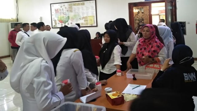TES urine pegawai Pemerintah Provinsi Riau terdiri dari ASN dan Tenaga Harian Lepas (THL) ikut serta dalam tes urine diselenggarakan BNN. 