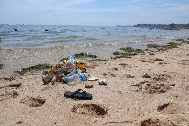 Sampah-sampah yang dikumpulkan Nara, Anja, dan Mika di sebuah pantai di Bali saat berlibur akhir tahun 2019. Dok. Harini Riana