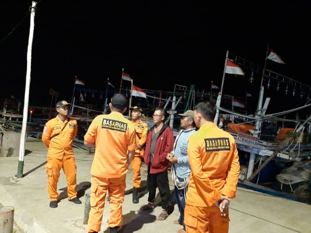 Satu tim rescue Pos SAR Cirebon di terjunkan dalam Operasi SAR Man Over Board untuk mencari ABK yang hilang di perairan perikanan Dadap, Kecamatan Juntinyuat,  Kabupaten Indramayu, Jawa Barat. (Taufik)