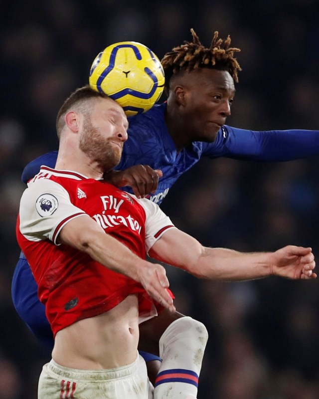 Pemain Chelsea dan Arsenal berduel memperebutkan bola. Foto:  Reuters/Paul Childs