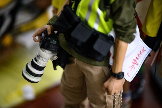 Action figure wartawan yang meliput protes Hong Kong. Foto: AFP/PHILIP FONG
