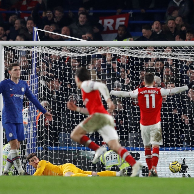 Proses terciptanya gol Bellerin ke gawang Chelsea. Foto: REUTERS/Peter Nicholls