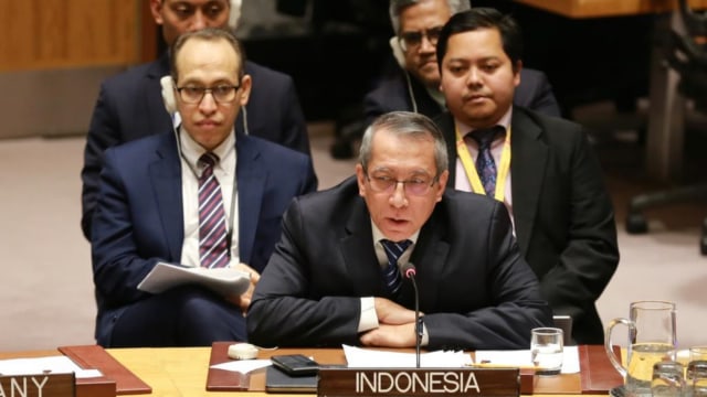 Dian Triansyah Djani (tengah) dalam pertemuan DK PBB di New York. Foto: Dok. PTRI New York