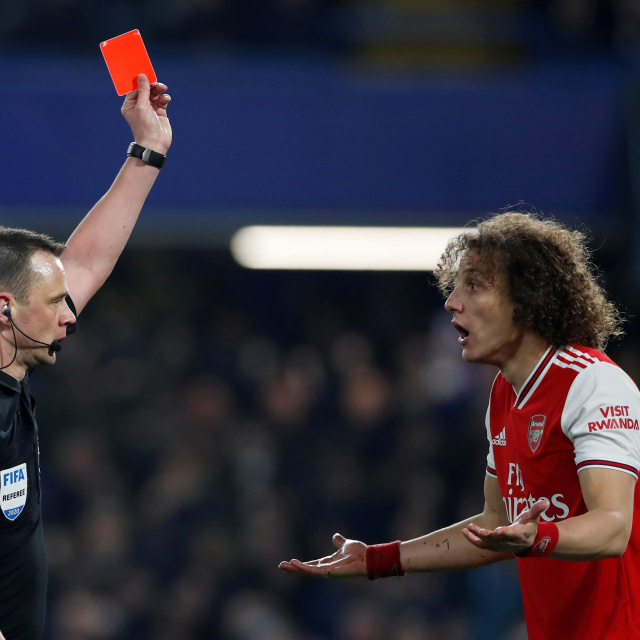 David Luiz saat diganjar kartu merah dalam laga Chelsea vs Arsenal, Selasa (21/1). Foto: Reuters/Paul Childs