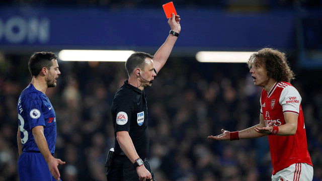 David Luiz saat diganjar kartu merah dalam laga Chelsea vs Arsenal, Selasa (21/1). Foto: Reuters/Paul Childs