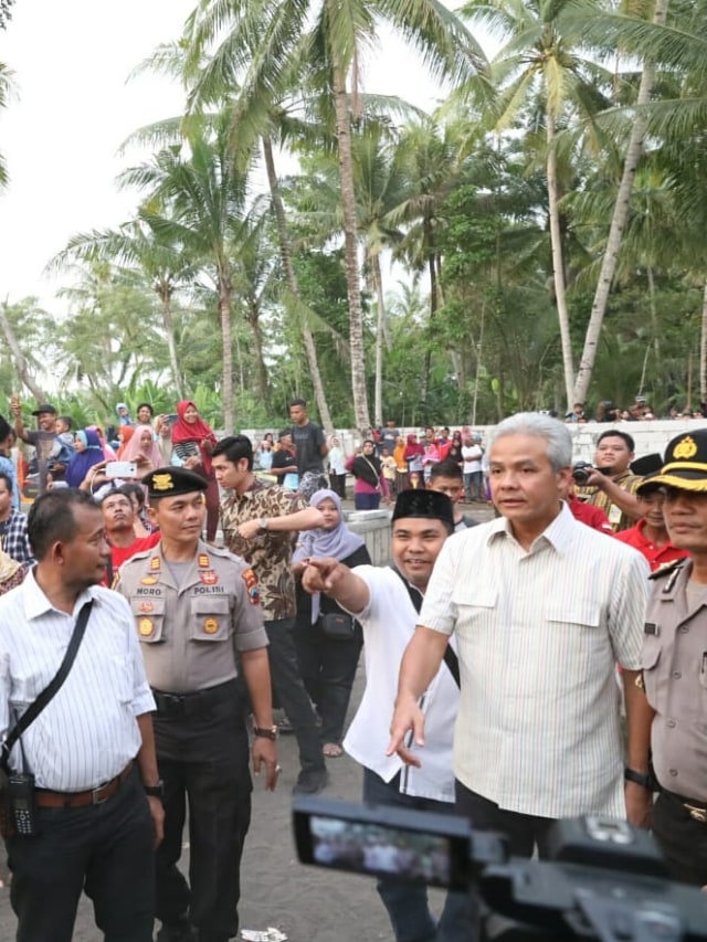 Gubernur Jawa Tengah Ganjar Pranowo mengunjungi eks Keraton Agung Sejagat di Pogung Juru Tengah, Bayan, Purworejo, Selasa (21/1). Foto: Dok. Pemprov Jateng