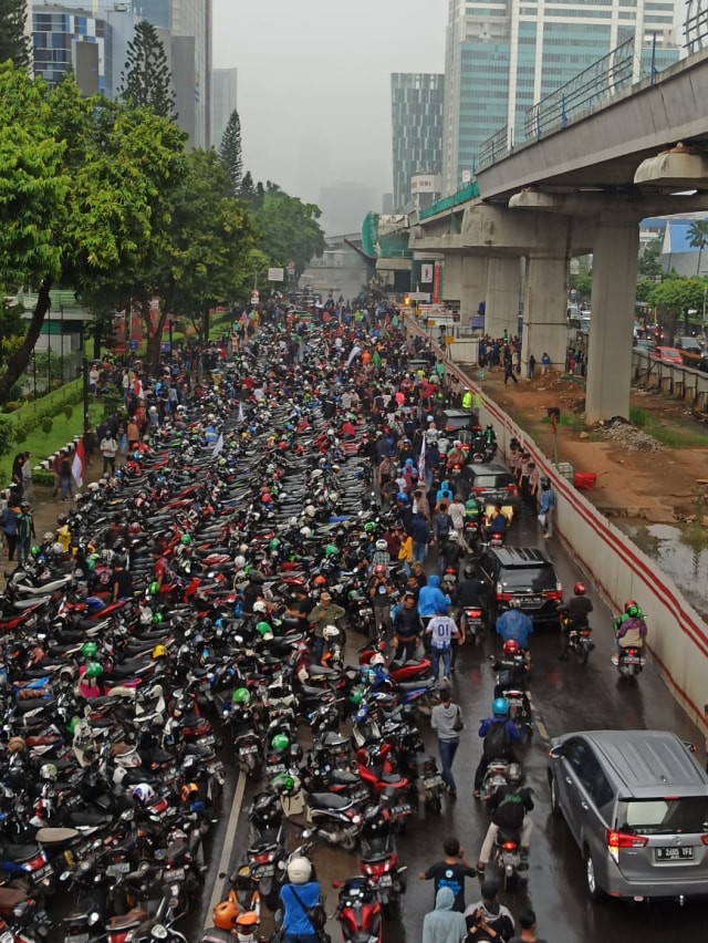 Kemacetan akibat aksi massa Priok mendemo Yasonna di Rasuna Said, Jakarta Selatan, Rabu (22/1). Foto: Helmi Afandi Abdullah/kumparan