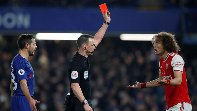 "Hei, Luiz, kau ketinggalan sesuatu," kata wasit. "Apa?" tanya Luiz. Dan wasit pun mengeluarkan kartu merah. Foto: REUTERS/Peter Nicholls