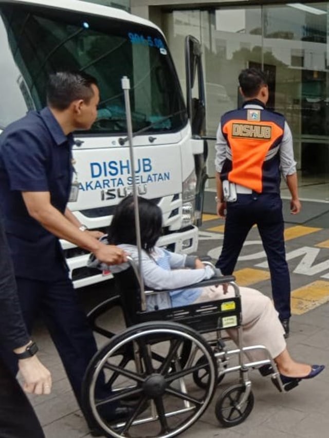 Petugas Dishub DKI Jakarta evakusi ibu hamil yang pingsan di kolong flyover Tebet ke Rumah Sakit Siloam.  Foto: Dok. Dishub DKI Jakarta